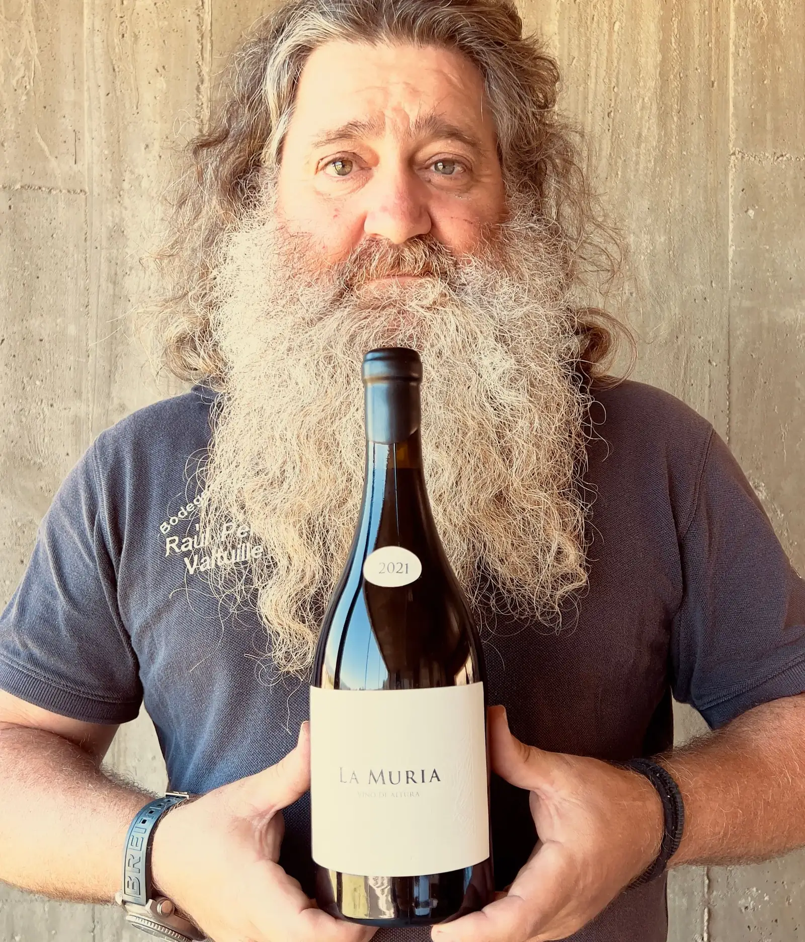 Raúl Pérez sostiene una botella de La Muria 2021, el mencía que logró los 100 puntos Parker